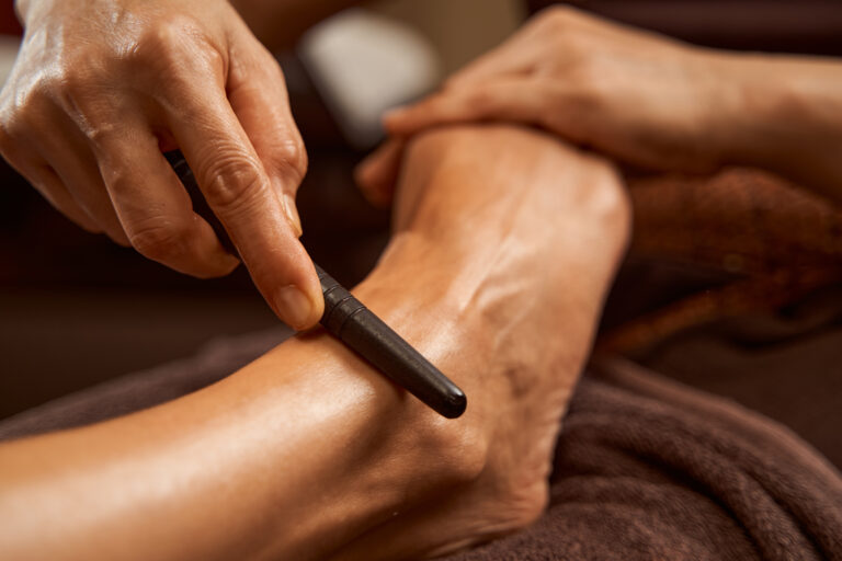 Une réflexologie unique et holistique, le massage thaïlandais des pieds