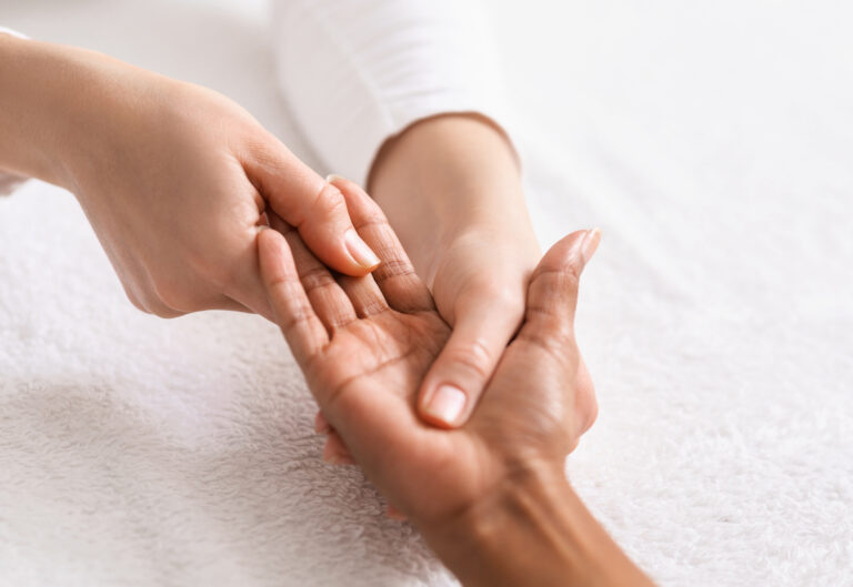 Le massage des mains : un art du toucher simple et puissant, accessible à tous- ETSN
