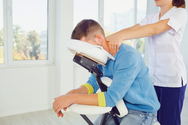 Se former au massage assis : un tremplin vers de nouvelles opportunités professionnelles